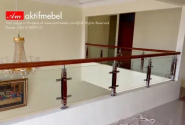 Tangga Jadi Anti Monoton dengan Railing Kaca Frameless yang Keren Ini