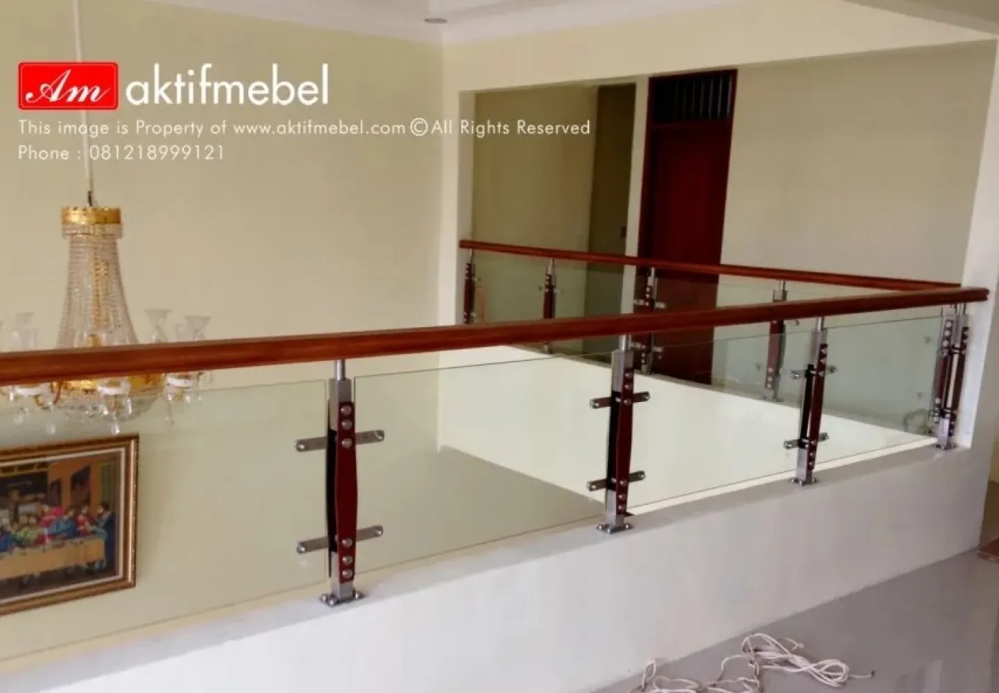 Tangga Jadi Anti Monoton dengan Railing Kaca Frameless yang Keren Ini!