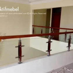 Tangga Jadi Anti Monoton dengan Railing Kaca Frameless yang Keren Ini